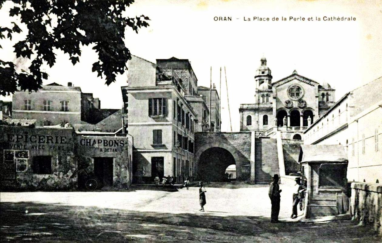 Oran - Place de la Perle et la Cathedrale Saint-Louis.jpg